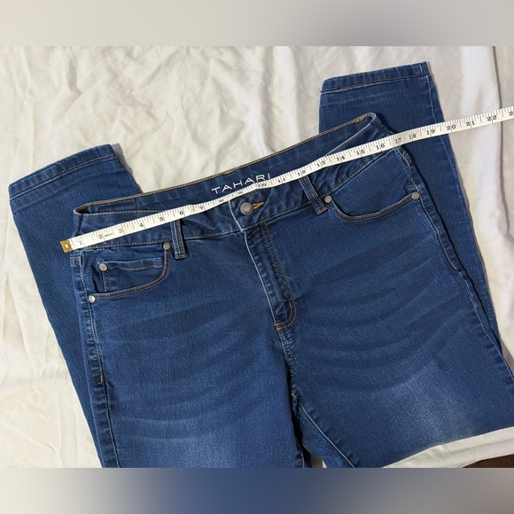 💕TAHARI Stretchy Jeans💕 - Picture 5 of 6
